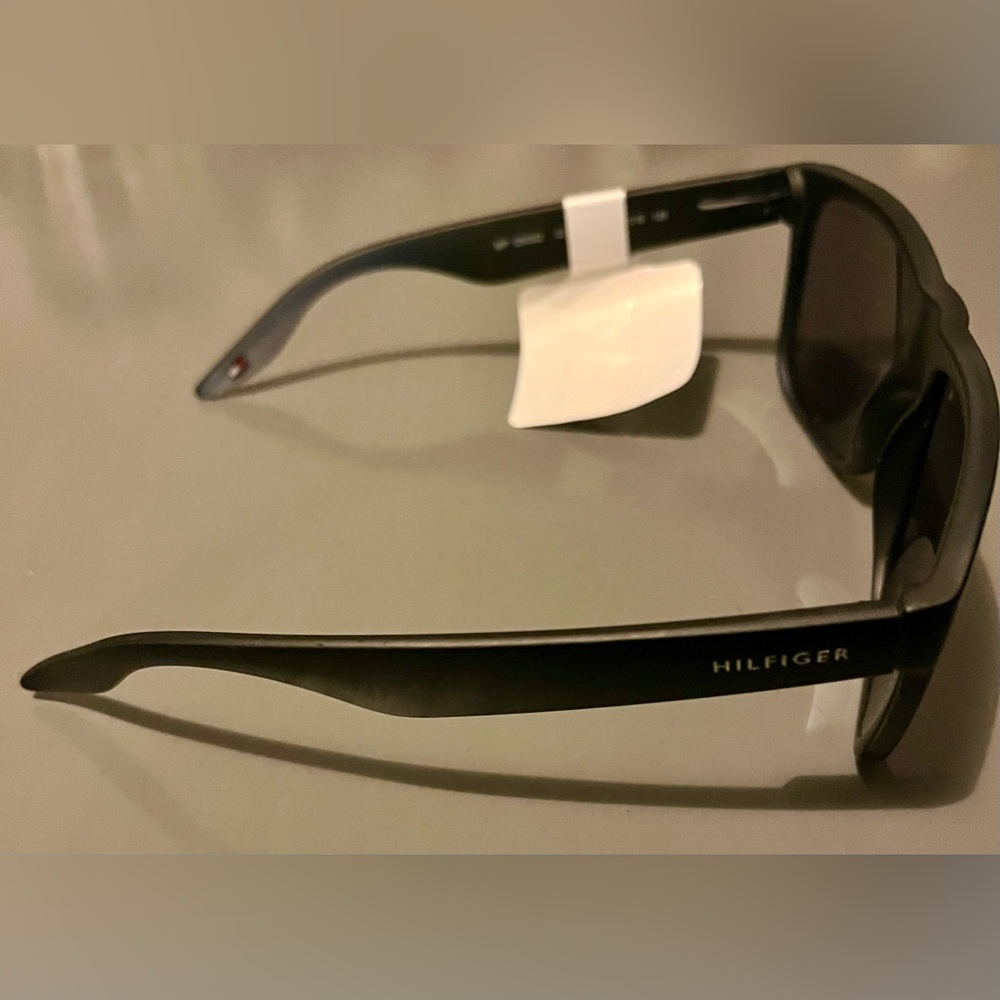 NWT! TOMMY HILFIGER SHADES! FITS ANY FACE TYPE! 5 ⭐️ REVIEWS ON ALL SITES! - Picture 5 of 5